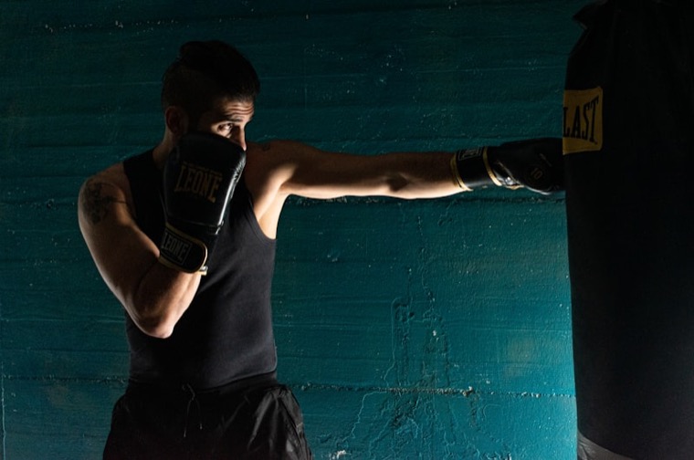Cours de Kick-Boxing à Seichamps : boxeur frappant un sac de frappe