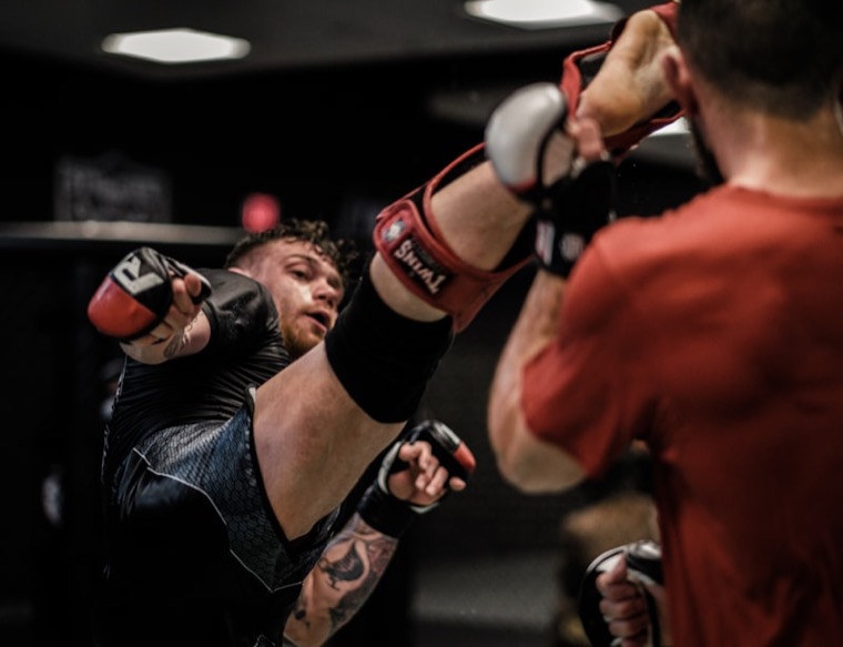 Cours de MMA à Seichamps : combattant lançant un coup de pied haut à l'entraînement