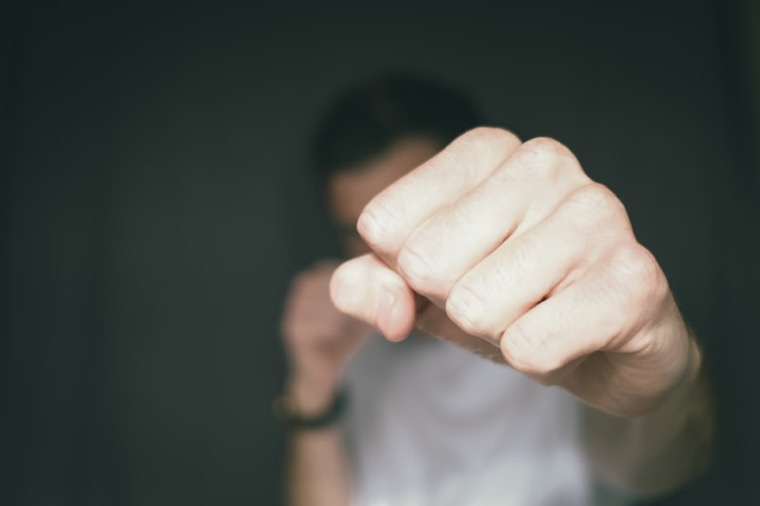 Self-défense à Seichamps : poing serré en garde défensive