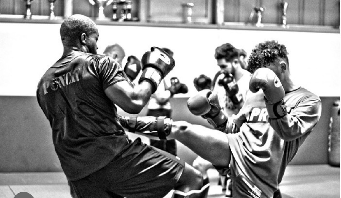 Entraînement de kick-boxing en sparring avec le coach à L'Atelier du Combat, Seichamps