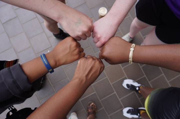 Cours collectifs et individuels à Seichamps : groupe de pratiquants soudés réunis en cercle